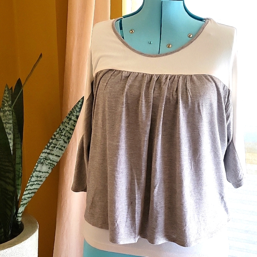 Green Envelope Los Angeles women's gray & white top Size M